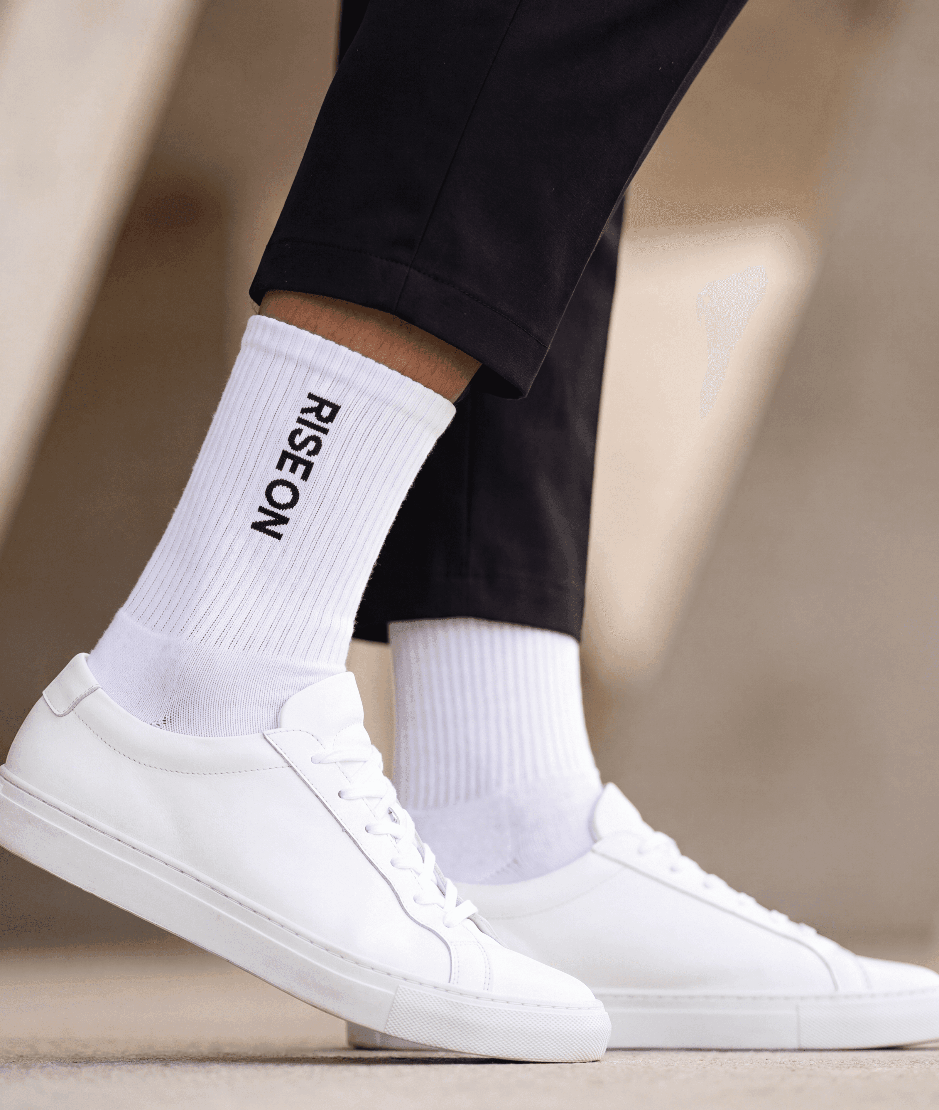 Calcetines RISE ON en look editorial