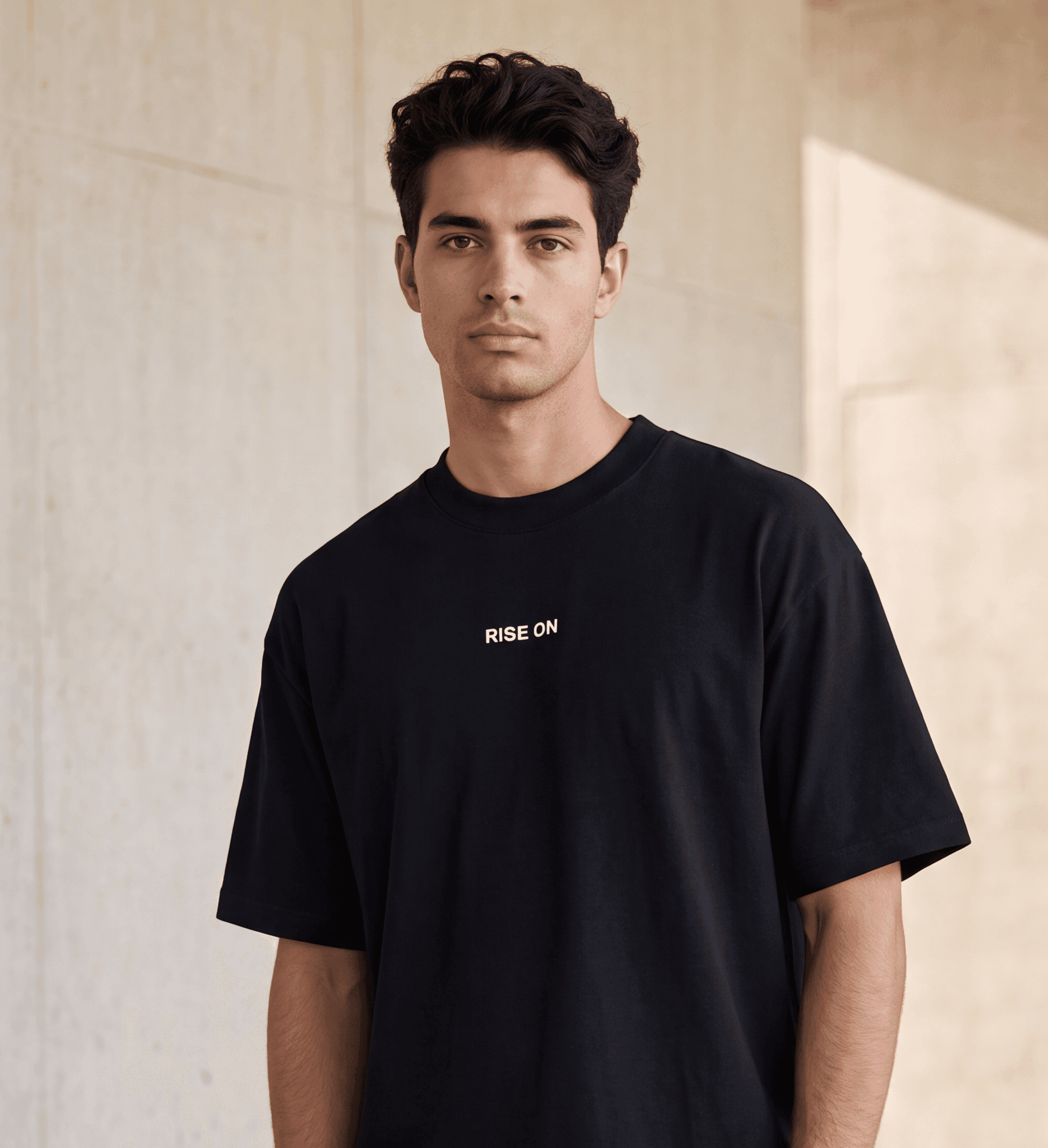 Modelo RISE ON con camiseta negra