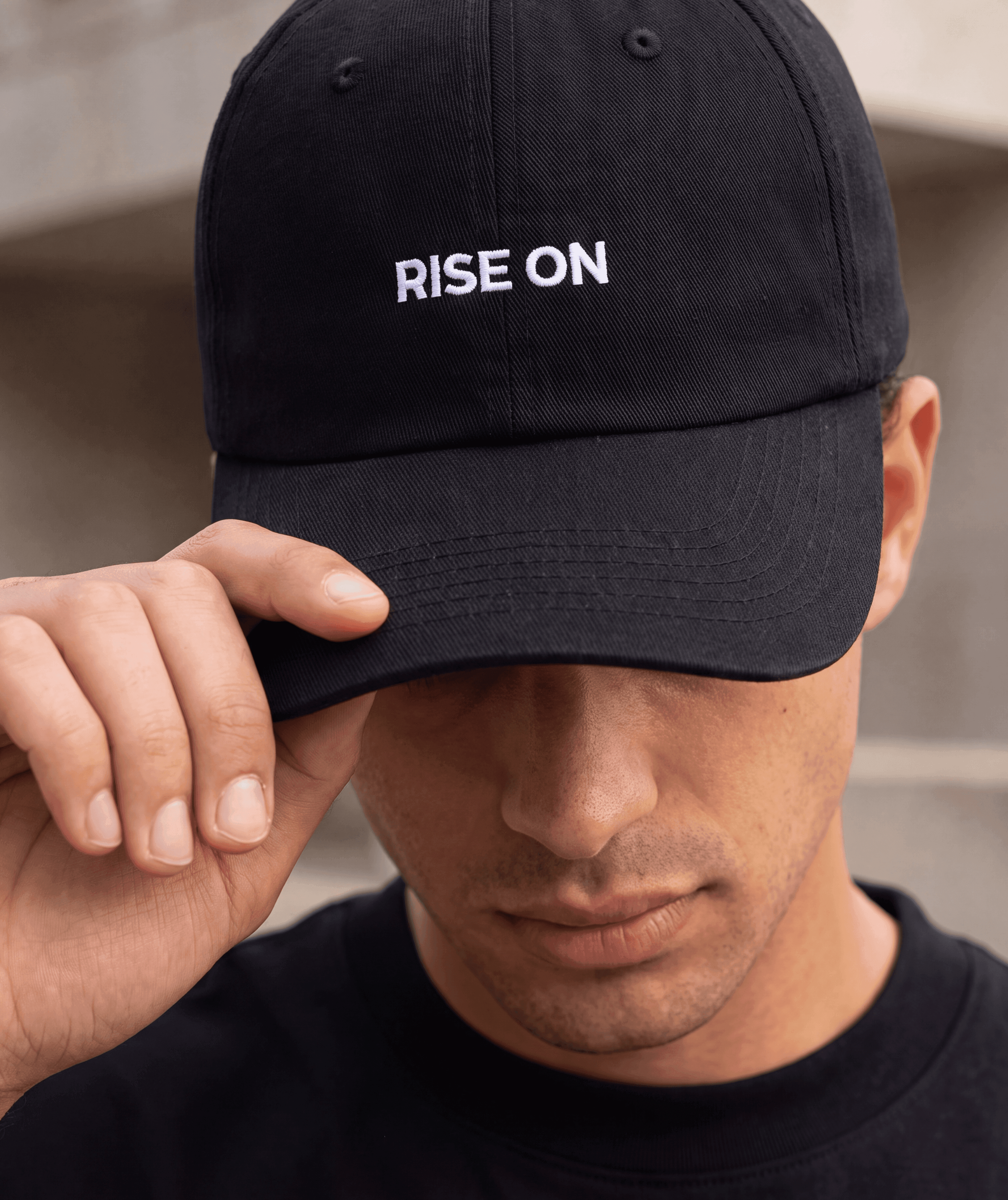 Colección de gorras negras RISE ON