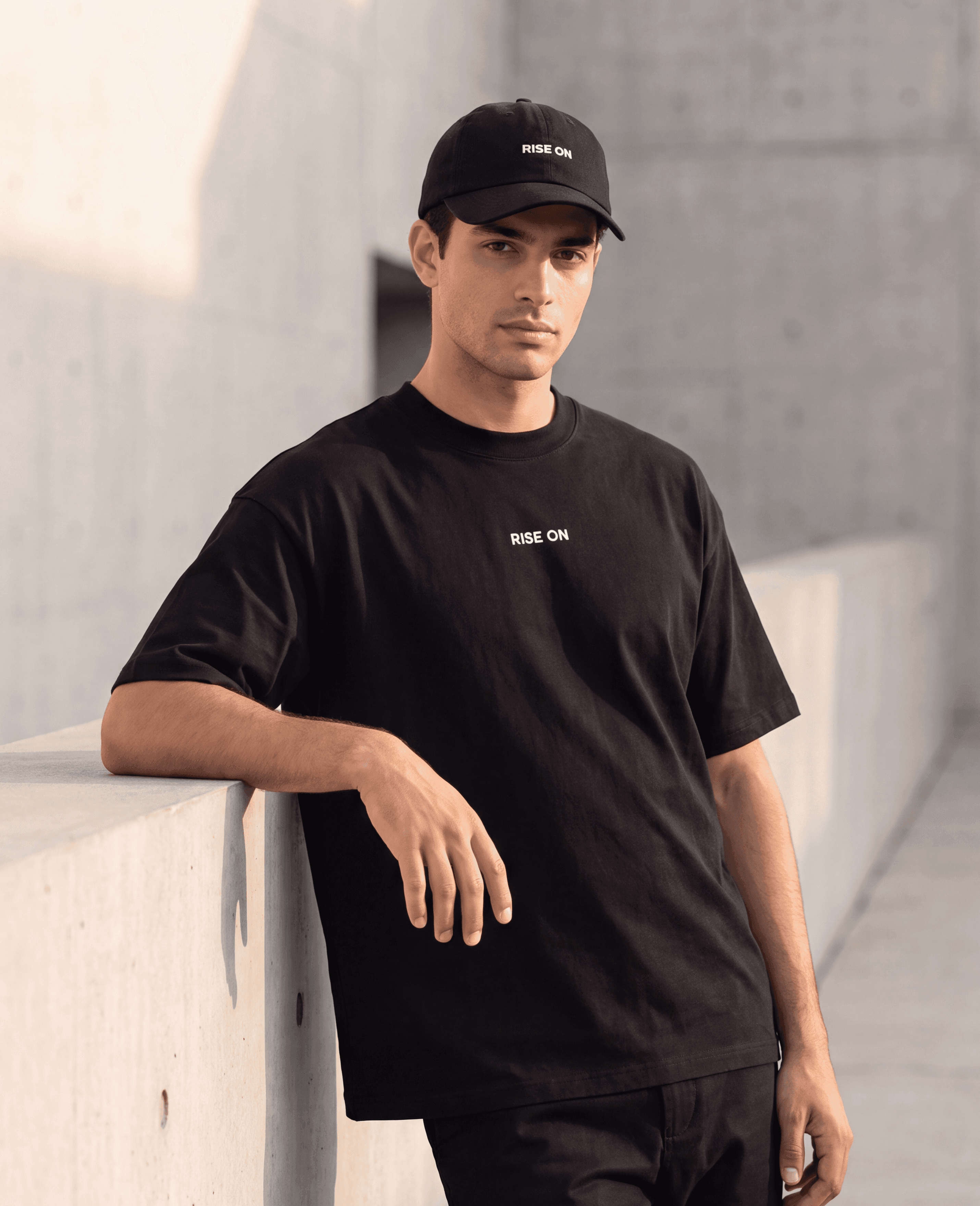 Modelo RISE ON con camiseta blanca de espalda